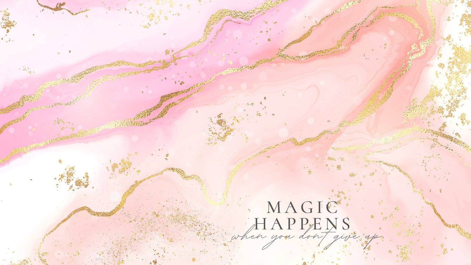 Pink Marble 桌布 壁紙 — 柔和的粉紅和金色大理石漩渦，帶有閃爍的點綴和勵志文字：當你不放棄時，魔法就會發生。