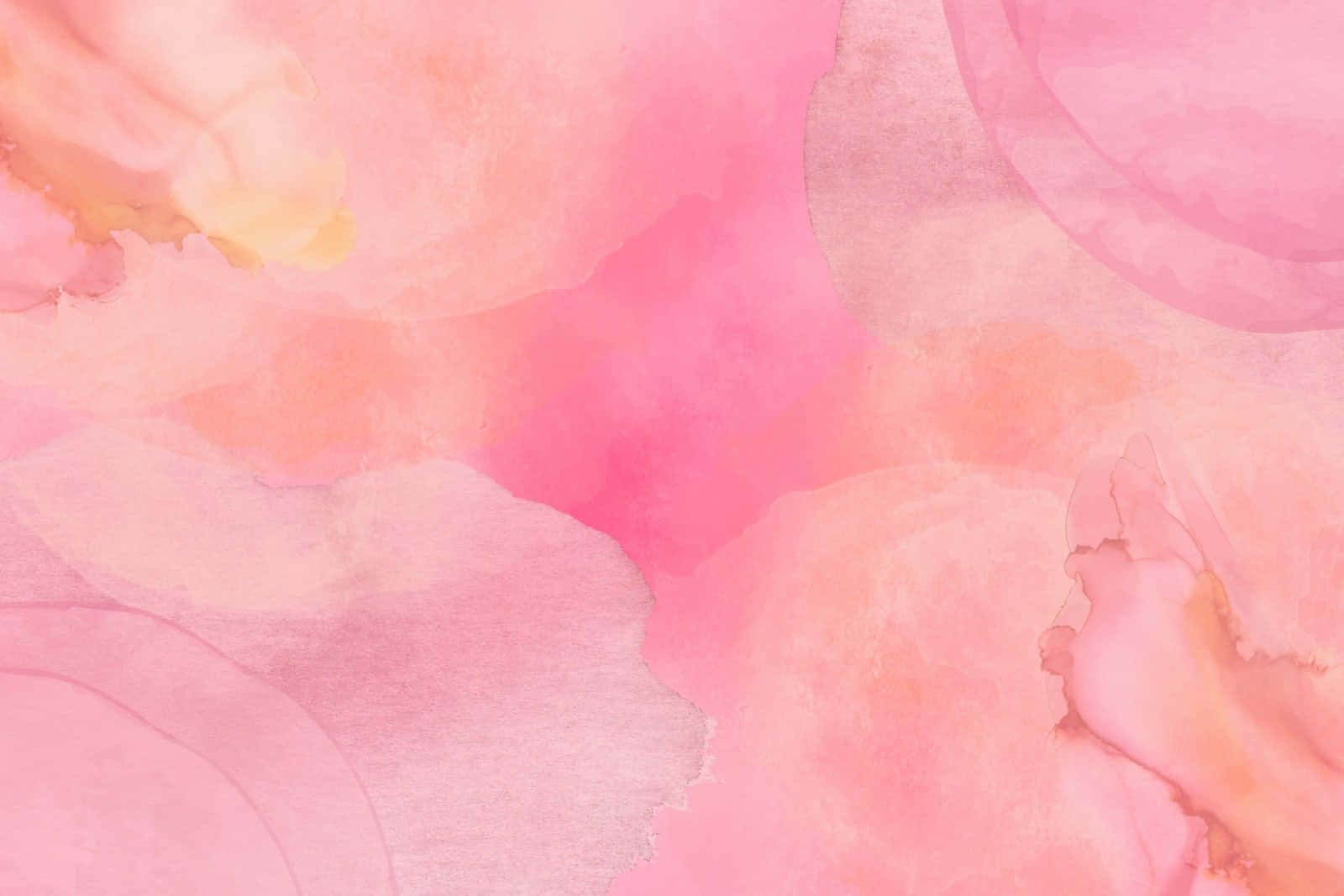 Pink Girly 桌布 壁紙 — 柔和的粉紅與蜜桃色水彩洗滌在紋理紙上融合成夢幻的抽象形狀。