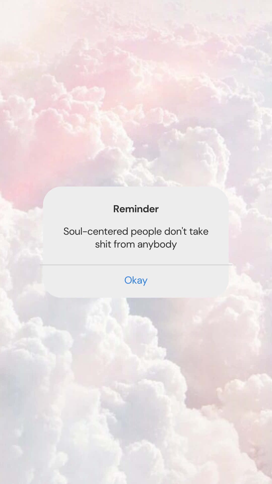 Aesthetic Reminder 桌布 壁紙 — 柔和的粉紅色和白色多雲天空，帶有提醒通知疊加層，上面寫著「以靈魂為中心的人不會接受任何人的廢話」。