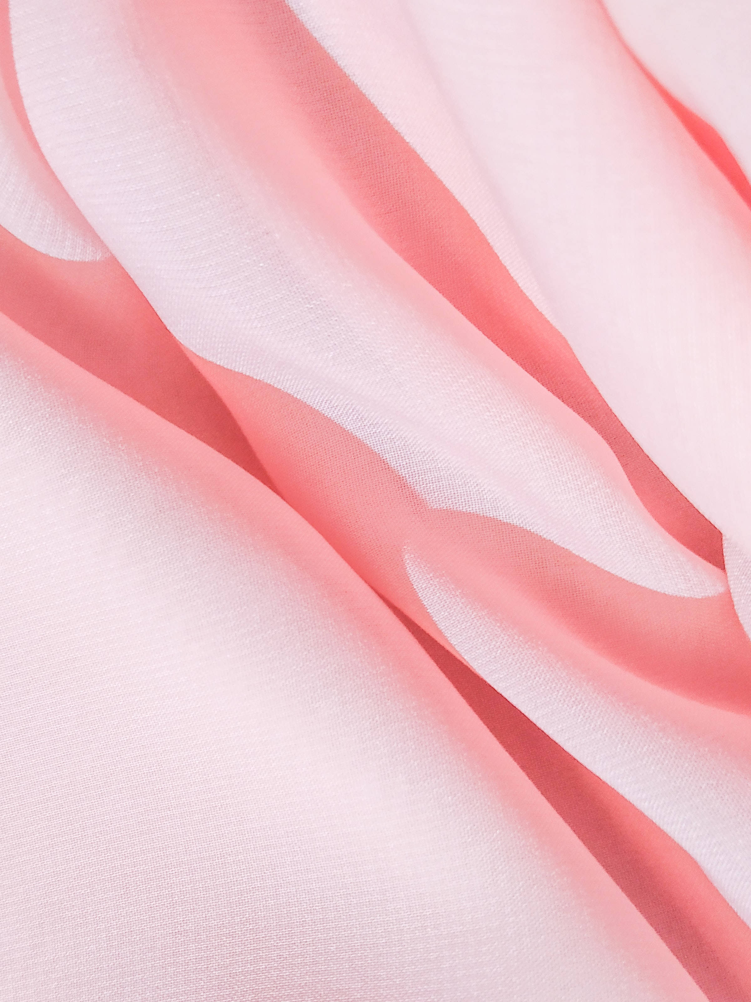 Silk 桌布 壁紙 — 柔和的粉紅色和白色布料，以輕柔的波浪垂墜，帶有細膩的褶皺和微妙的光澤。
