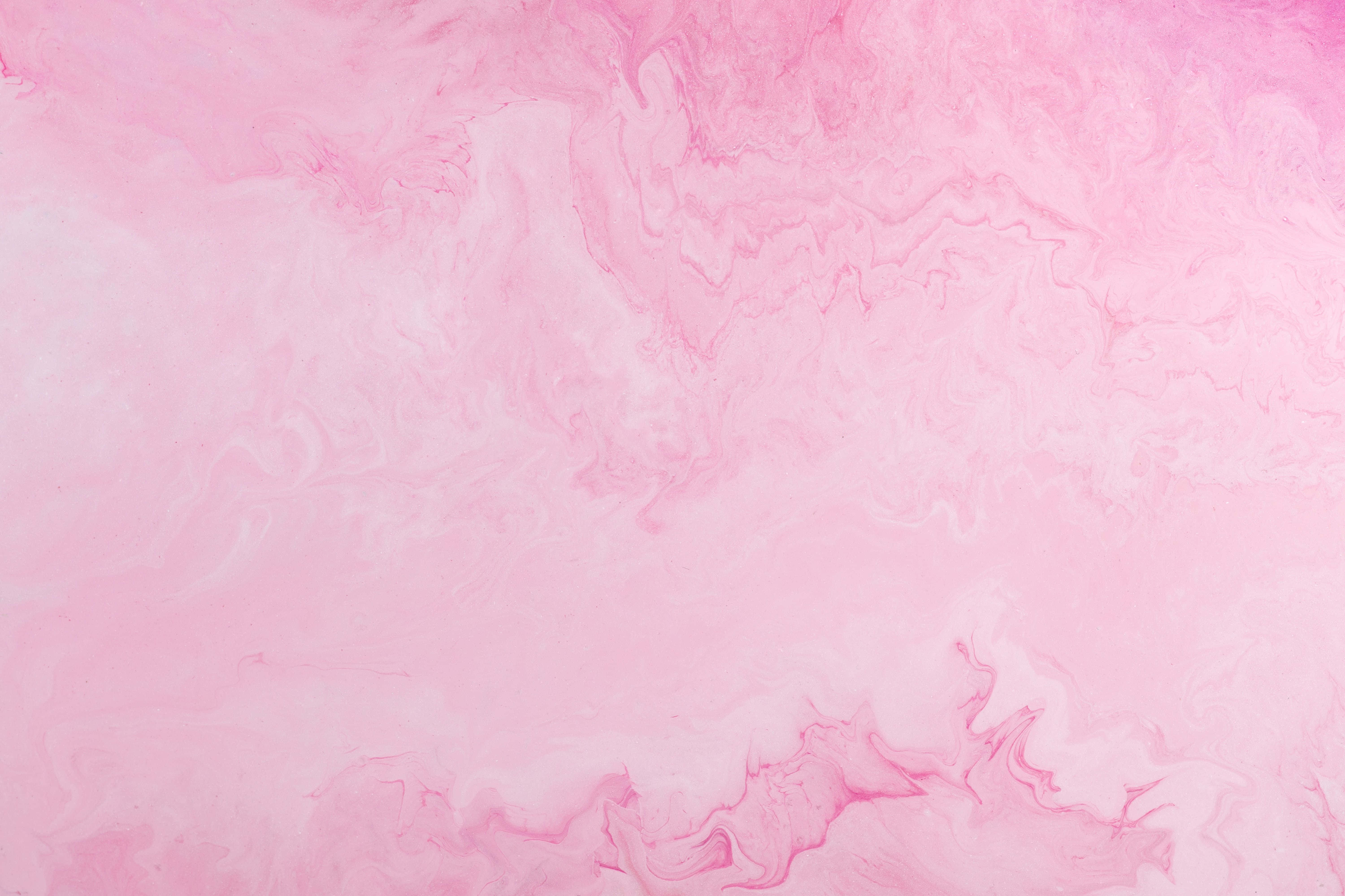 Kawaii Pink Aesthetic Desktop 桌布 壁紙 — 柔和的粉紅色和白色油漆漩渦形成流動的抽象圖案，營造出夢幻空靈的質感。