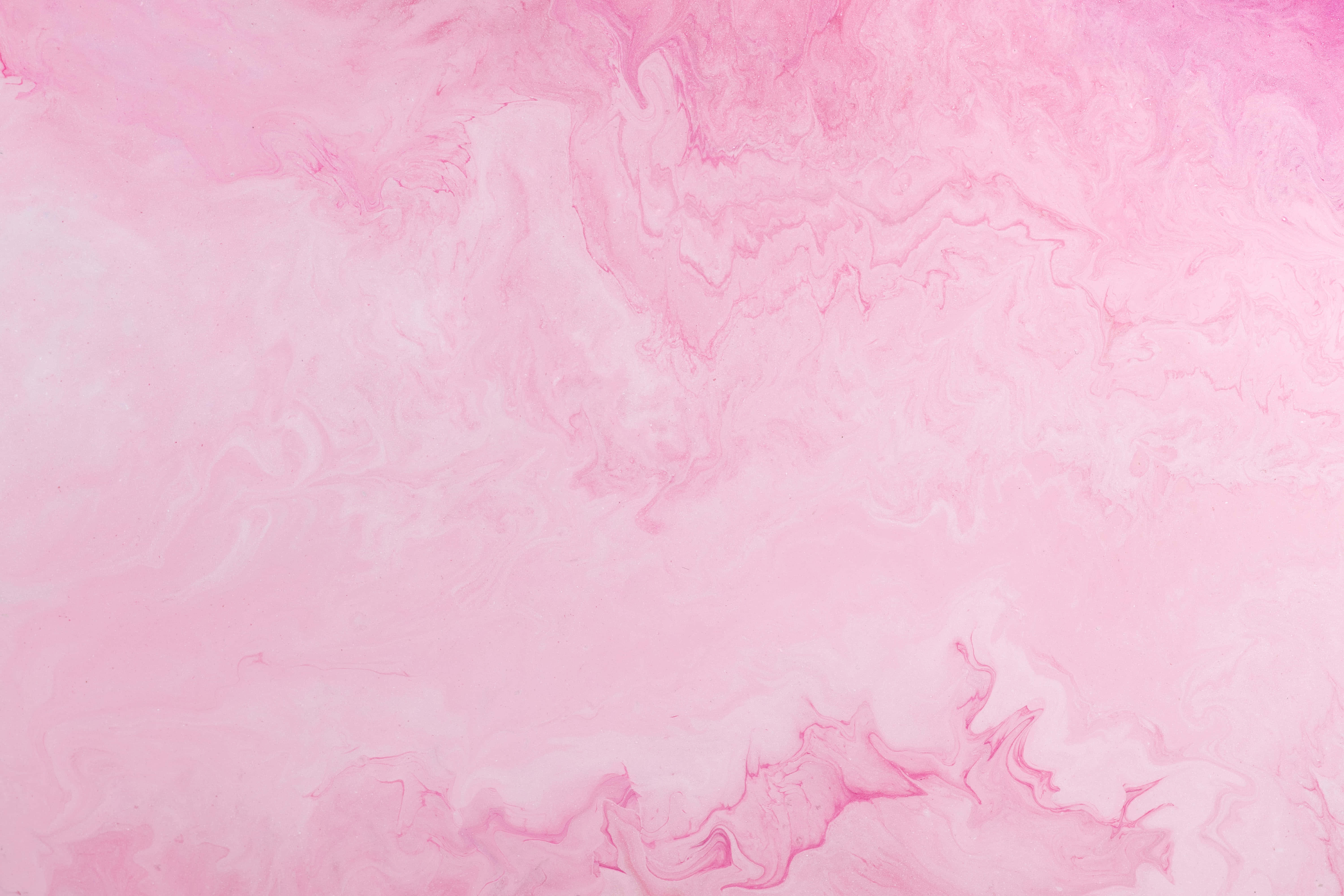 Soft Pink 桌布 壁紙 — 柔和的粉紅色和白色液體漩渦，以輕柔流動的圖案創造出夢幻般的抽象大理石紋理。