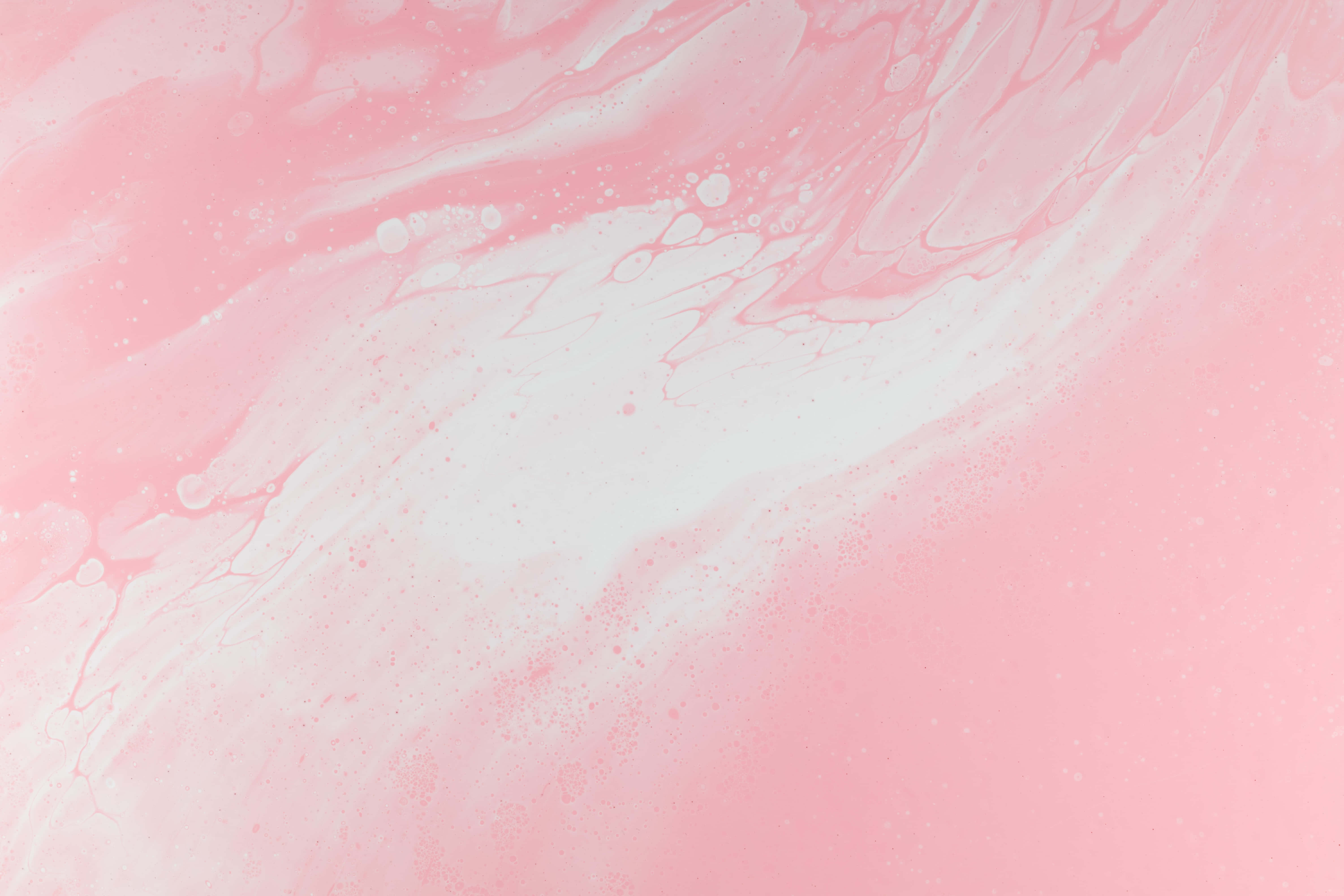 Pink Watercolor 桌布 壁紙 — 柔和的粉紅色和白色液體漩渦，搭配精緻的水滴和流動圖案，營造出夢幻般的抽象大理石紋理。