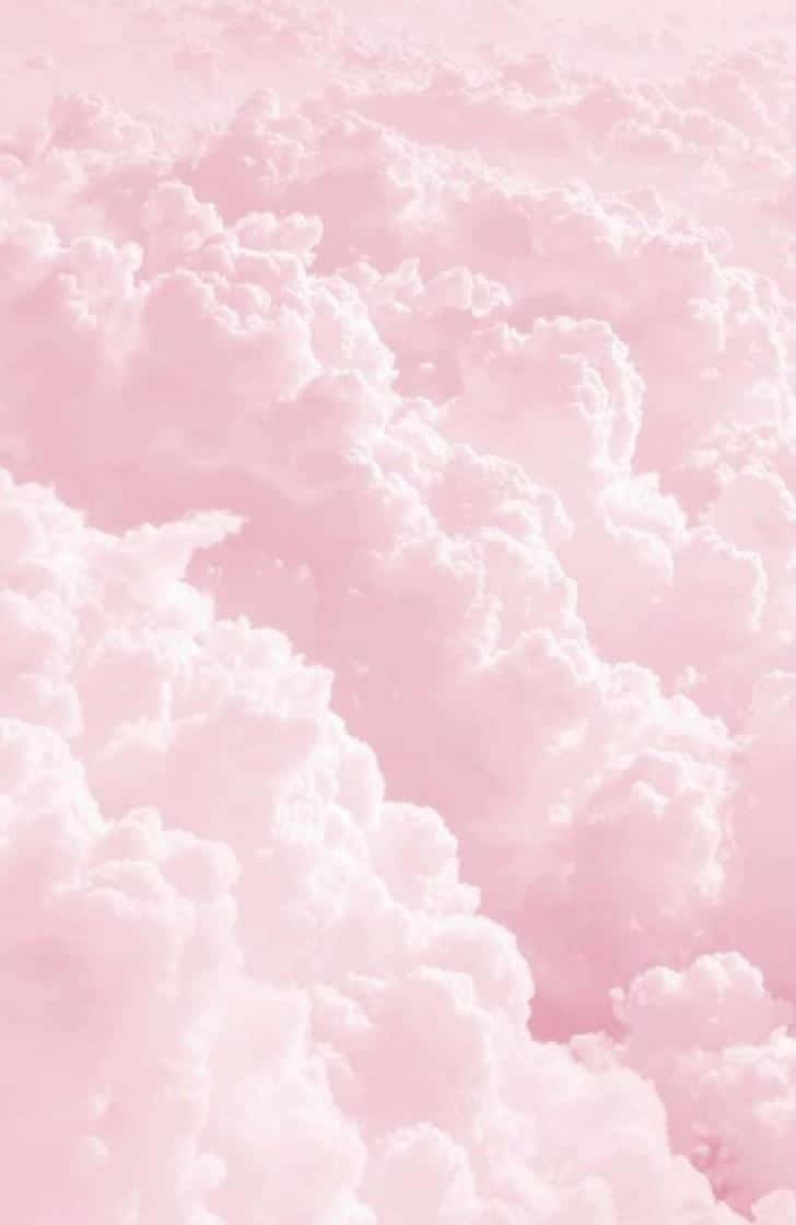 Soft Pink 桌布 壁紙 — 柔和的粉紅色和白色雲層形成充滿框架，帶有蓬鬆質感和柔和漸變。