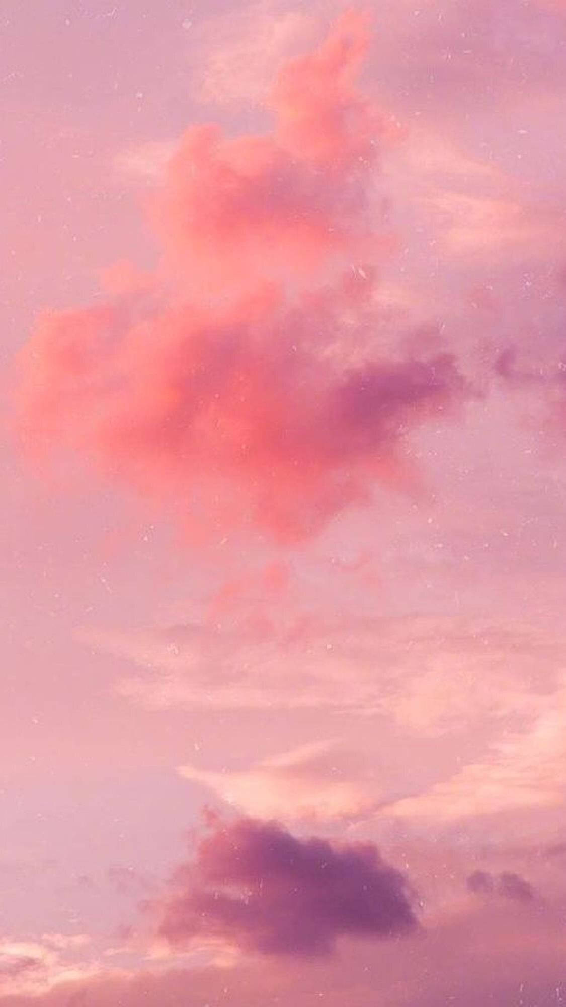 Plain Aesthetic 桌布 壁紙 — 柔和的粉紅色和紫色雲彩在點綴著小星星的夢幻暮色天空中飄蕩。