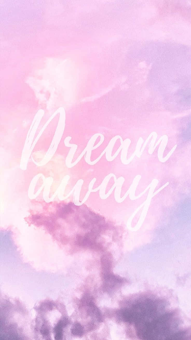girly pink aesthetic 桌布 壁紙 — 柔和的粉紅色和紫色雲彩形成夢幻般的天空，並以優雅的白色字體寫著「Dream away」。