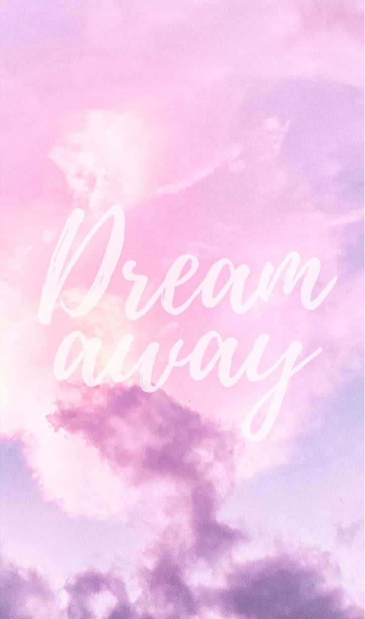 dreams 桌布 壁紙 — 柔和的粉紅色和紫色雲彩形成夢幻般的天空，並以優雅的白色字體寫上「Dream away」字句。