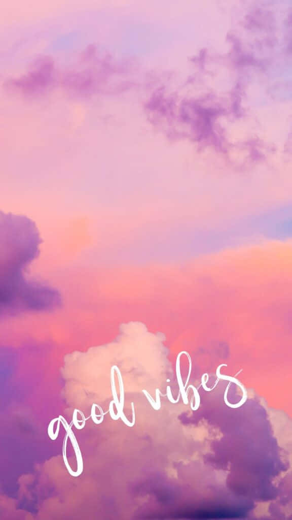 Pink Quote 桌布 壁紙 — 柔和的粉紅色和紫色雲朵在夢幻般的天空中飄蕩，上面用優雅的白色字體寫著 good vibes。