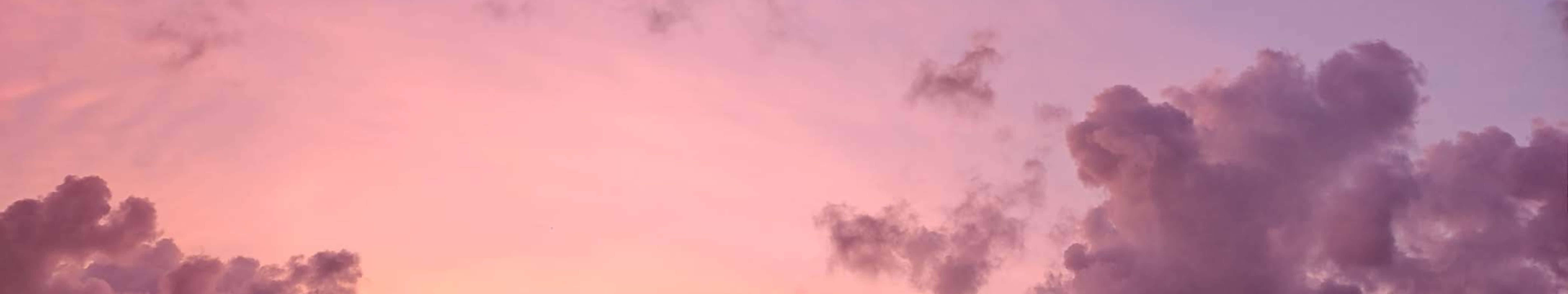 桌布 壁紙 — 柔和的粉紅色和紫色雲朵在寧靜的暮色天空中飄移，帶有柔和的漸變。