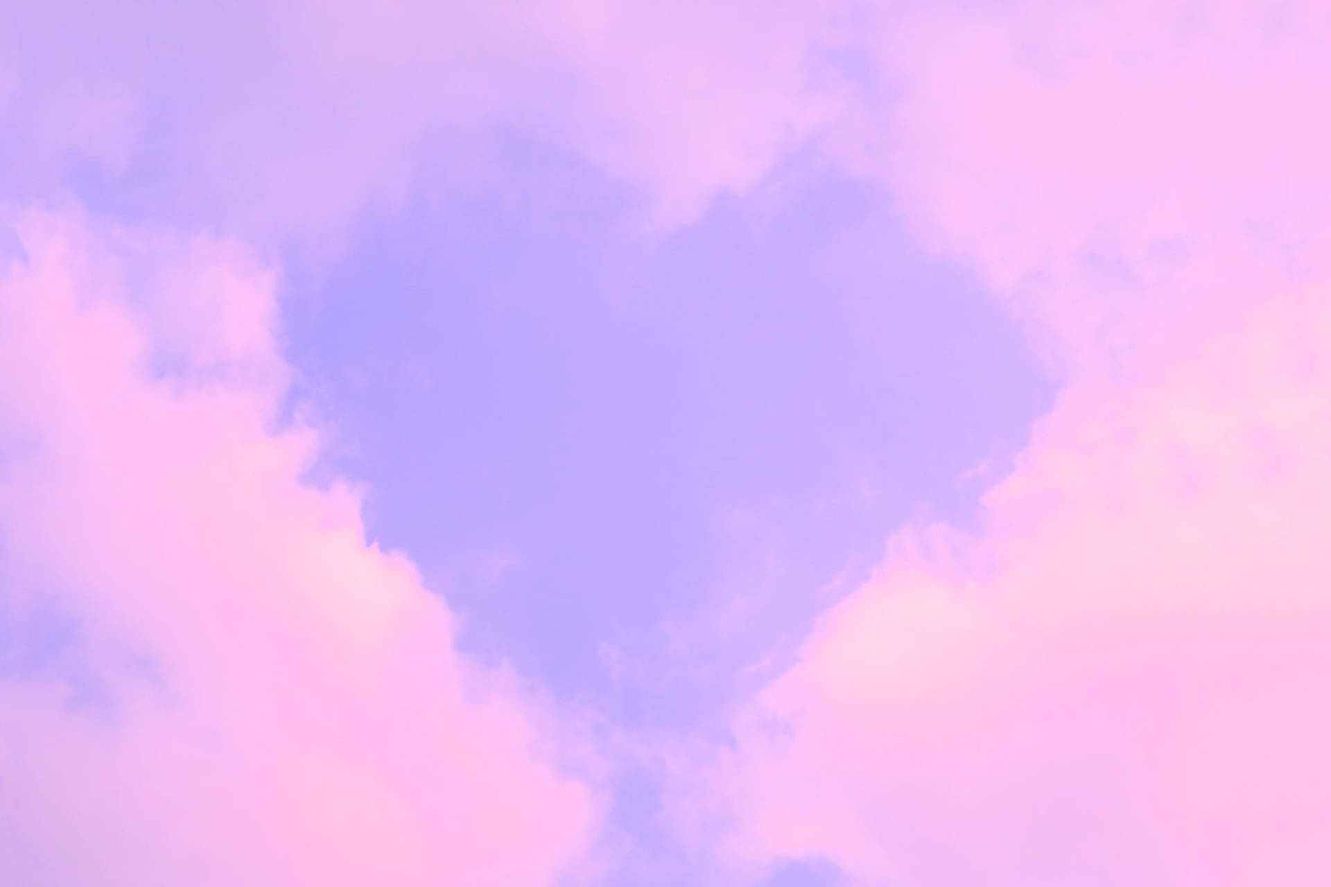 Heart 桌布 壁紙 — 柔和的粉紅色和薰衣草色雲朵在夢幻的粉彩天空中形成心形。