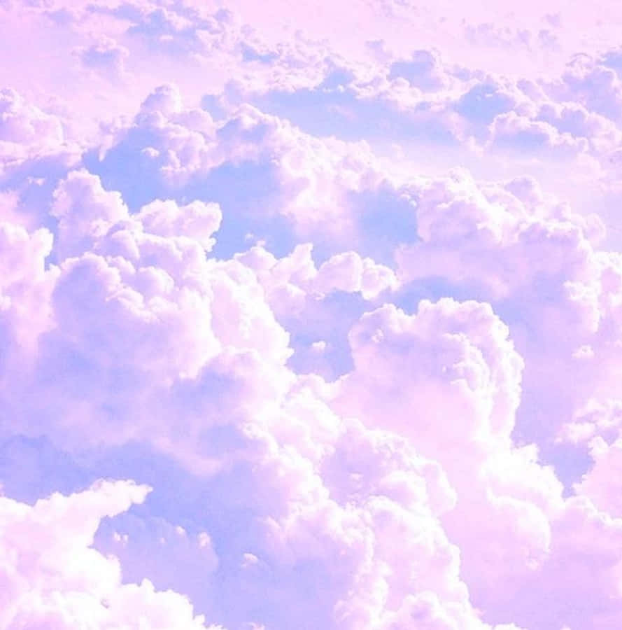 Clouds Aesthetics 桌布 壁紙 — 柔和的粉紅色和薰衣草色雲朵在寧靜的天空中飄動，帶有柔和的藍色點綴。