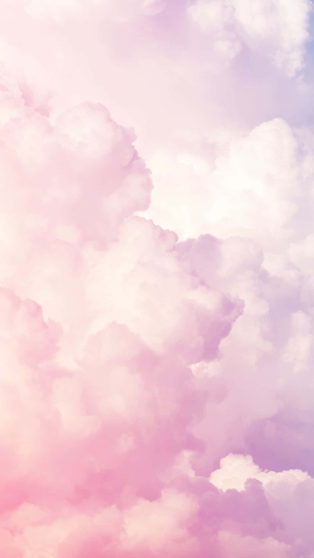 Cloud 桌布 壁紙 — 柔和的粉紅色和薰衣草色雲朵輕輕飄過夢幻般的天空，帶有微妙的漸變光芒。