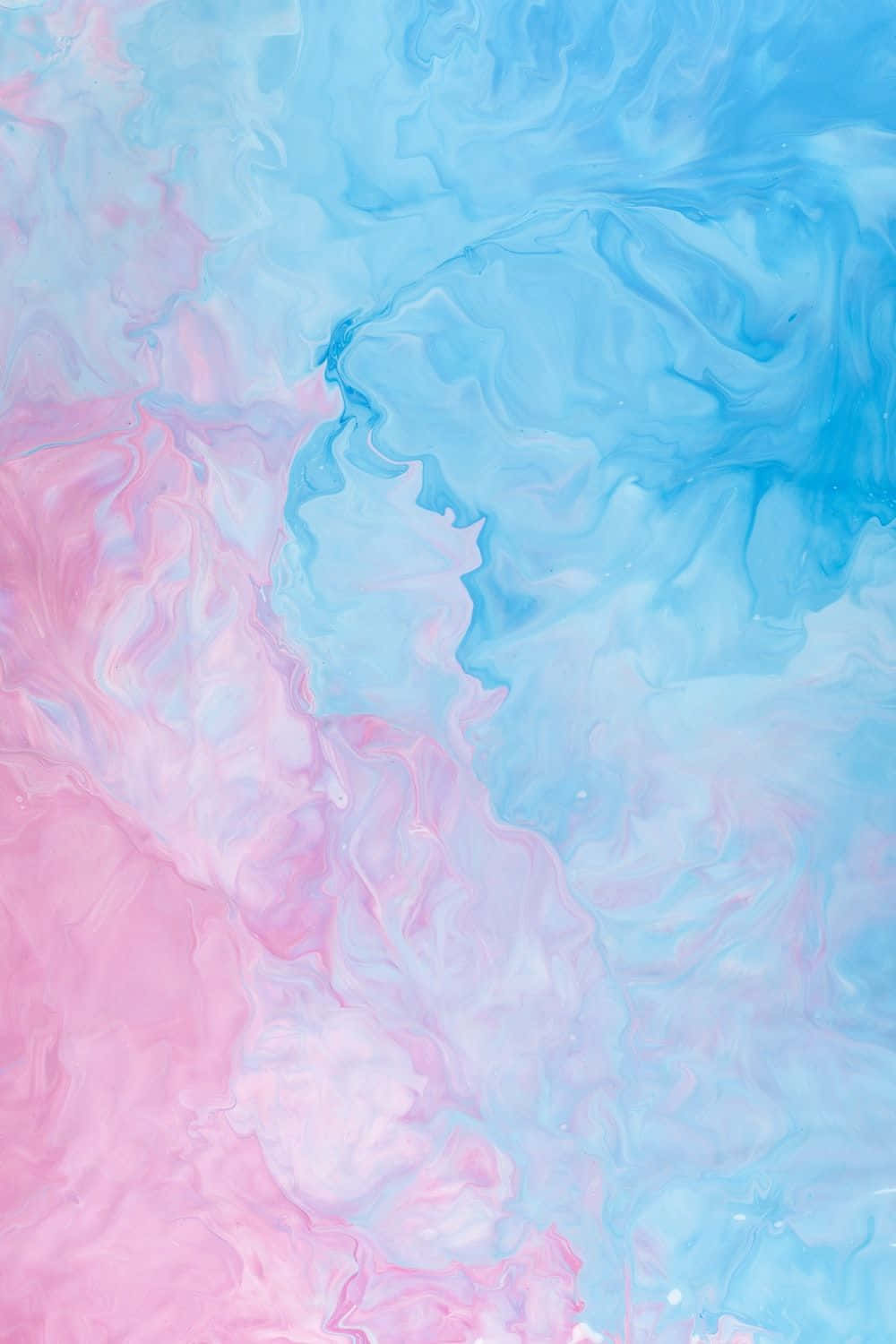 Pink And Blue 桌布 壁紙 — 柔和的粉紅色和藍色油漆漩渦融合成夢幻般的抽象流體圖案，帶有柔和的漸變。