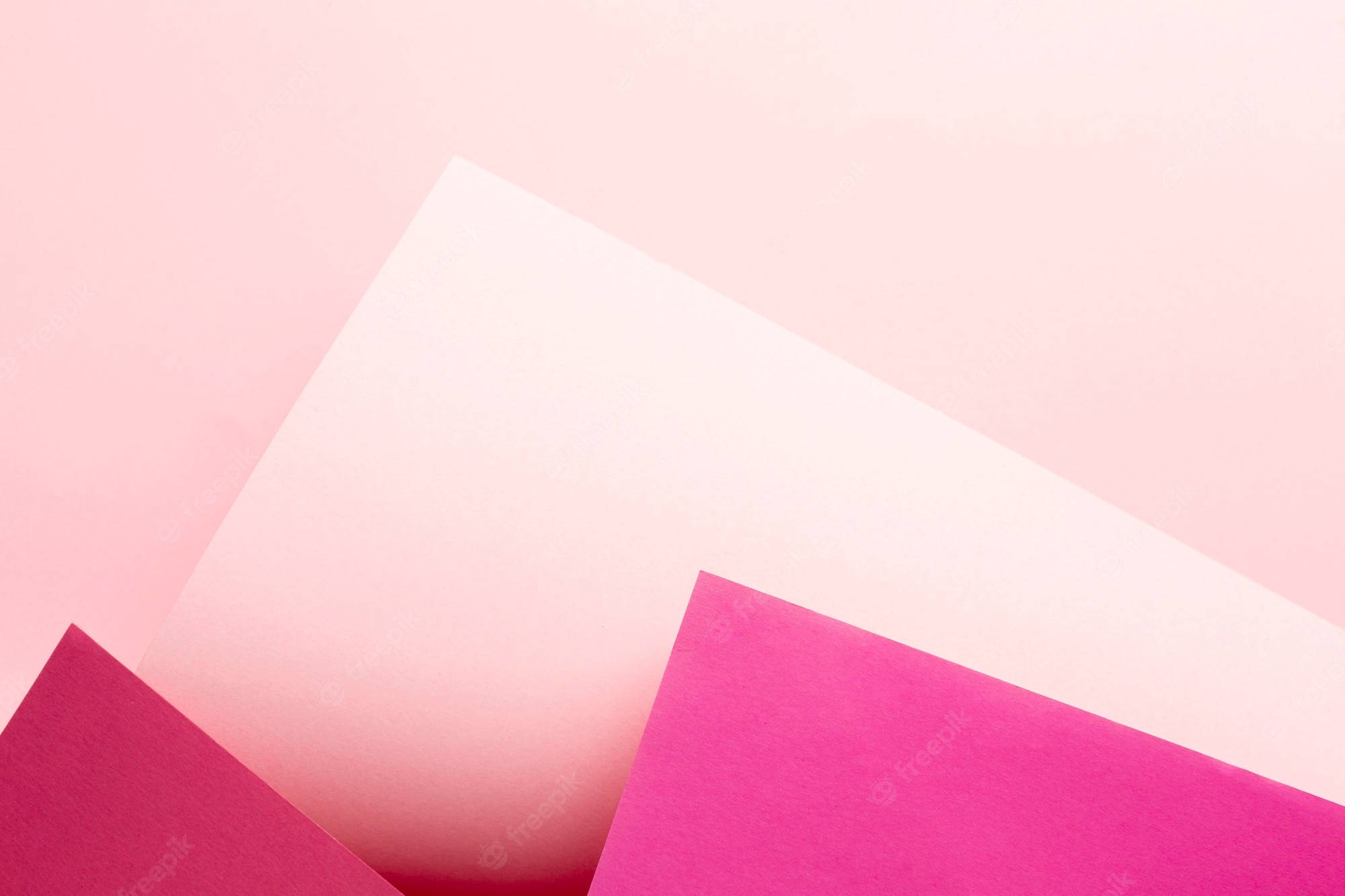 Pink iPhone Xr 桌布 壁紙 — 柔和的粉紅色和鮮豔的洋紅色紙張以對角線排列在漸變背景上。