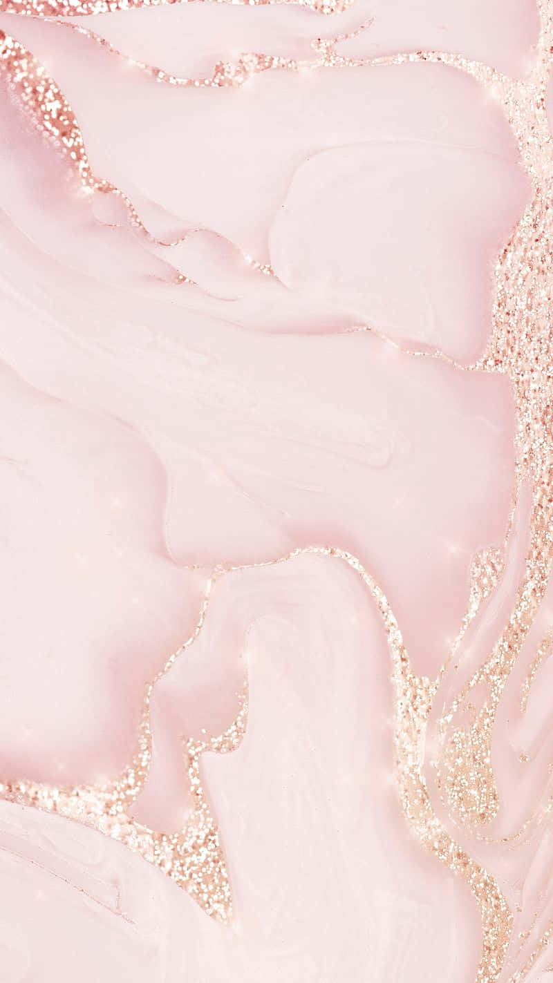 Pink Sparkly 桌布 壁紙 — 柔和的粉紅色大理石漩渦與閃閃發光的金色紋理，營造出奢華夢幻的抽象背景。