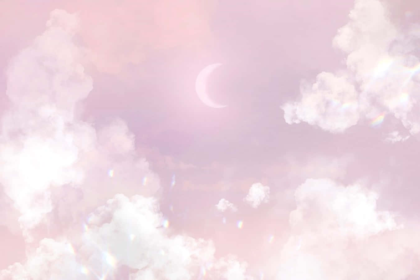 雲朵 桌布 壁紙 — 柔和的粉紅色天空，佈滿蓬鬆的雲朵，一彎精緻的月牙閃爍著彩虹鏡頭光暈。