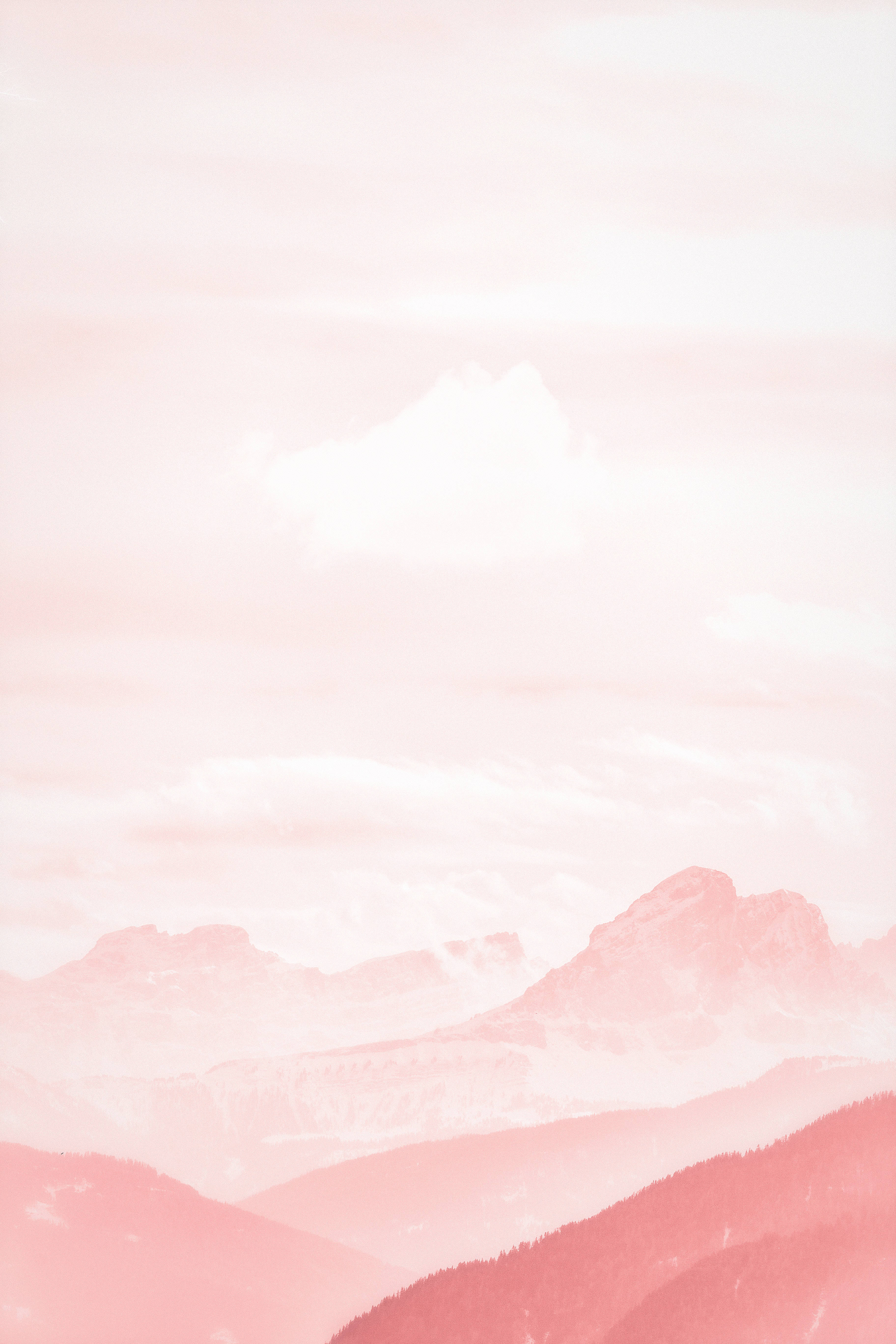 Calm Aesthetic 桌布 壁紙 — 柔和的粉紅色山脈融入朦朧的天空，伴隨著溫柔的雲朵和層疊的山脊。