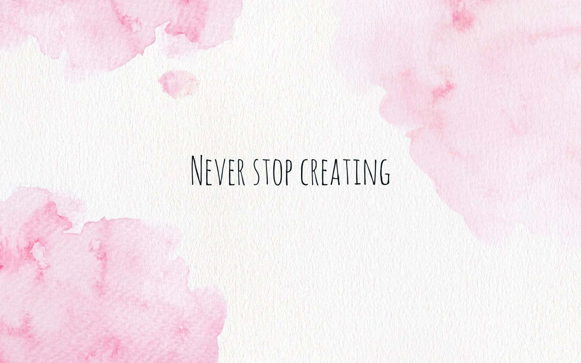 粉紅色水彩背景，黑色文字寫著 Never Stop Creating。 — 淡彩風格 壁紙
