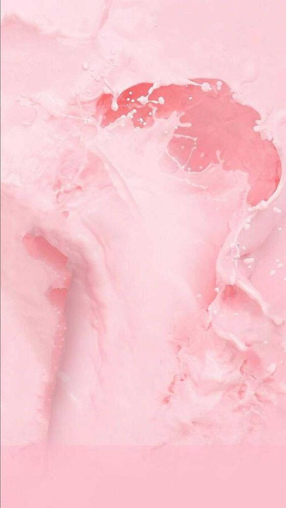 Strawberry Milk 桌布 壁紙 — 柔和的粉紅色液體在淡粉色背景上動態飛濺，營造出夢幻般的抽象紋理。