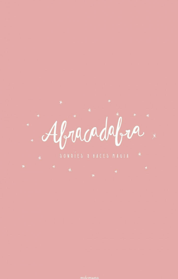手機 桌布 壁紙 — 柔和的粉紅色背景上，優雅的白色手寫體「Abracadabra」被小星星環繞。