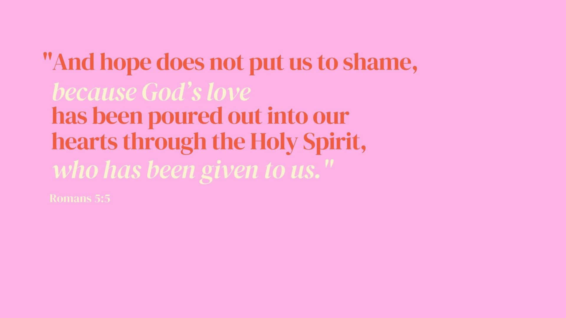 Bible Verse Desktop 桌布 壁紙 — 柔和的粉紅色背景顯示了一段珊瑚色和奶油色的聖經經文，關於希望和上帝的愛，出自羅馬書5章5節。