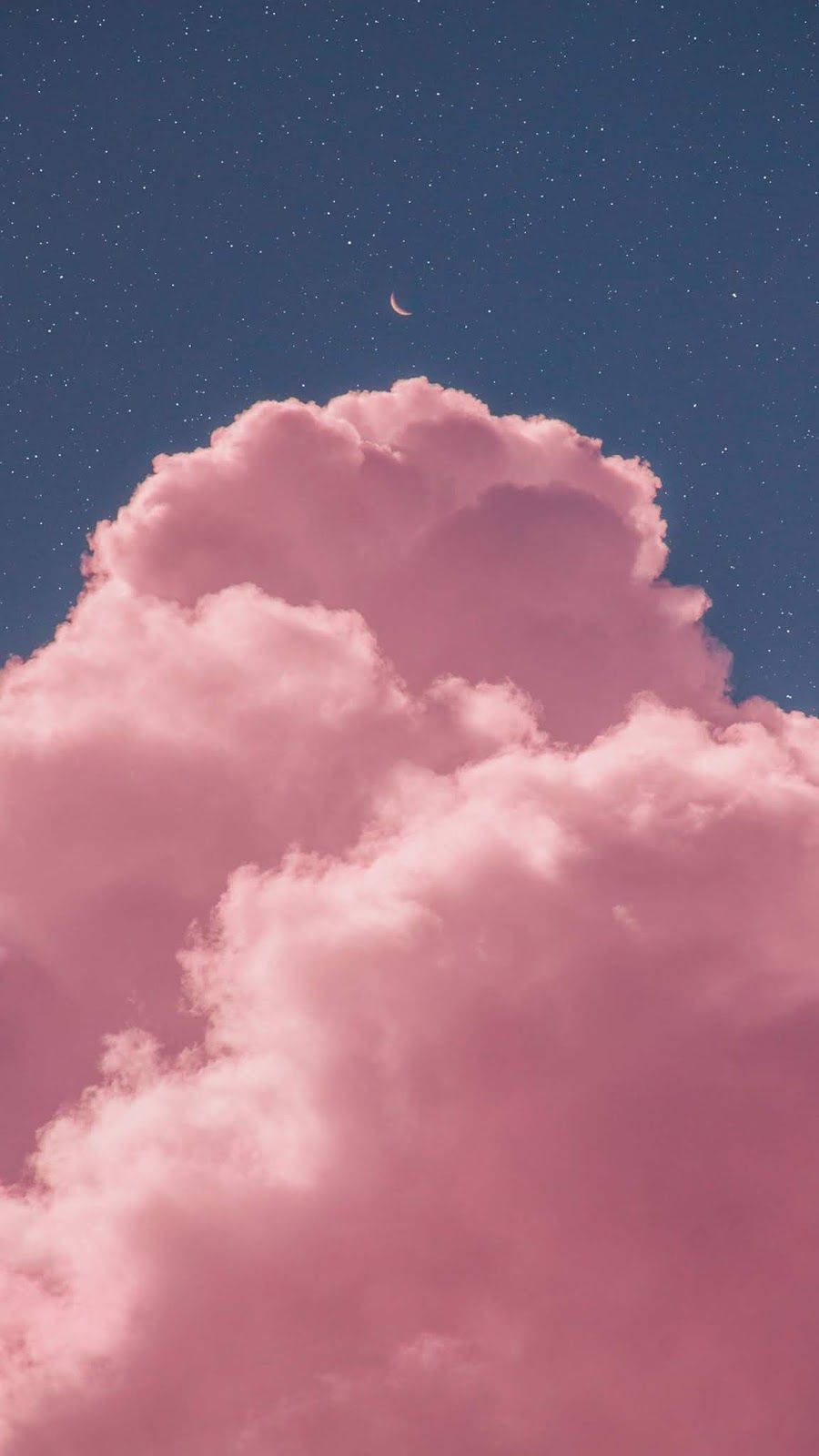 Heavenly Clouds 桌布 壁紙 — 柔和的粉紅色雲層在繁星點點的夜空下飄浮，上方有一彎新月。