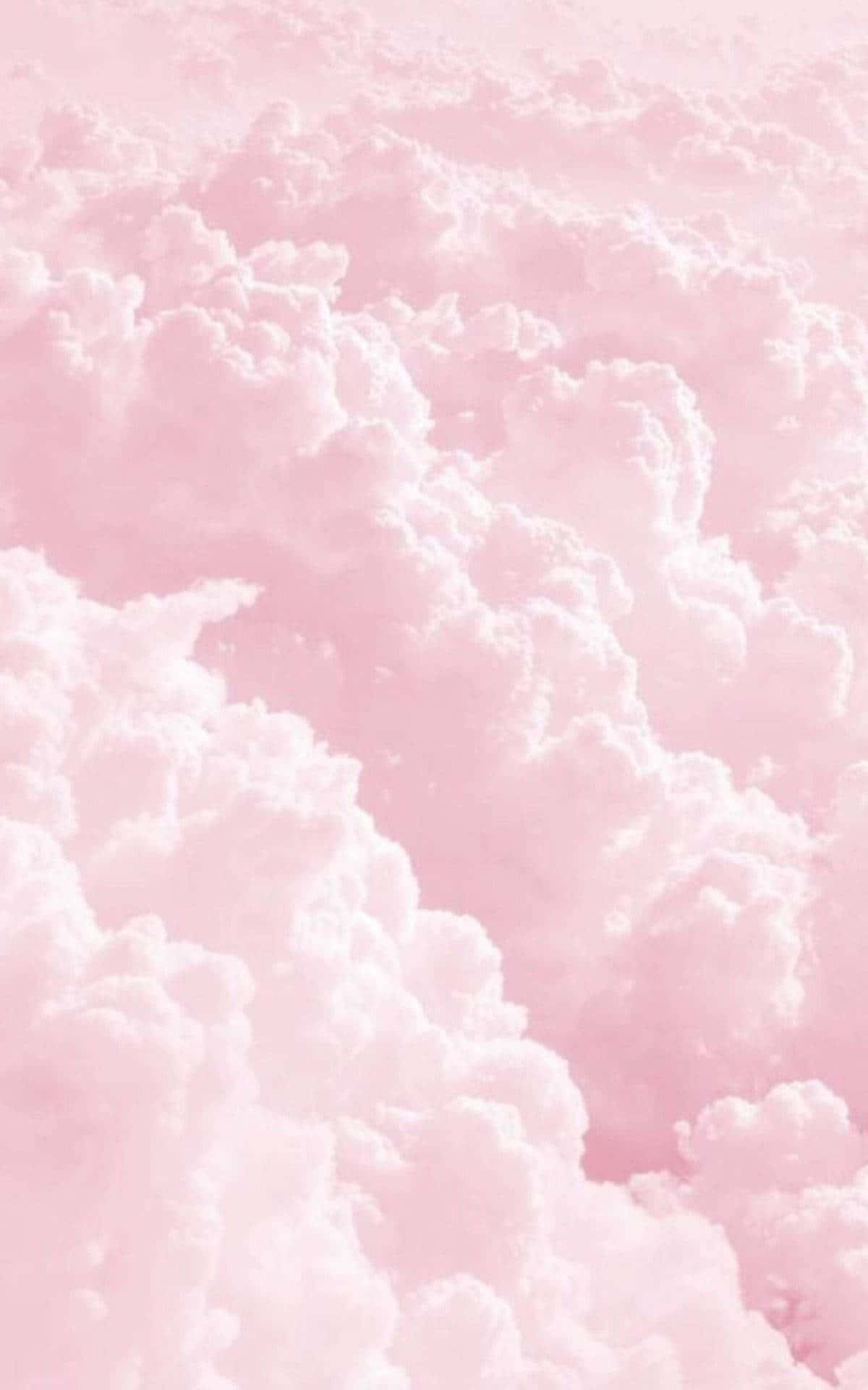 雲朵 桌布 壁紙 — 柔和的粉紅雲朵在夢幻的天空中飄浮，帶有柔和的漸變和蓬鬆的質感。