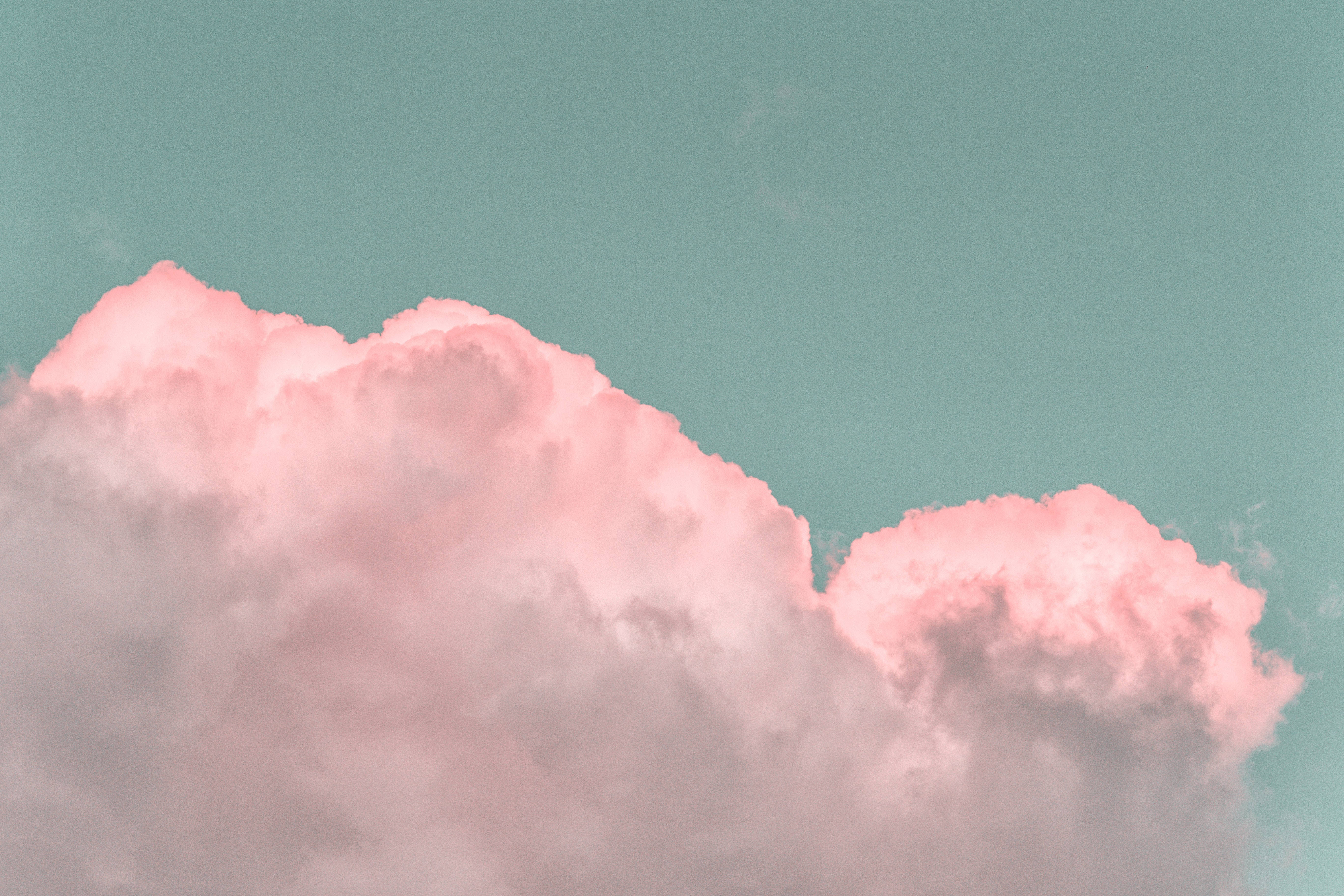 Clouds Aesthetics 桌布 壁紙 — 柔和的粉紅雲朵在柔和的青綠色天空中飄移，營造出寧靜的氛圍場景。