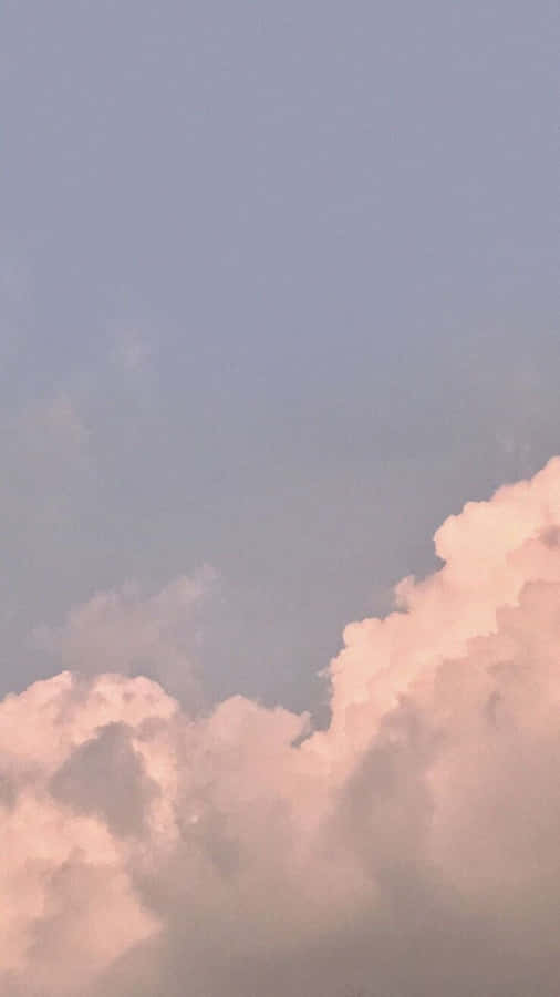 Aesthetic Tumblr Desktop 桌布 壁紙 — 柔和的粉紅雲朵在淡紫色天空中飄移，構成寧靜的黃昏景象。