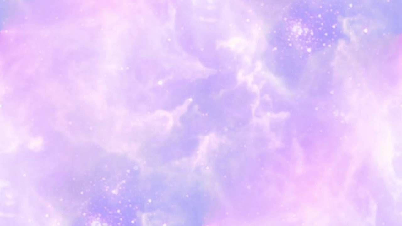 美學 桌布 壁紙 — 柔和的粉紫色和藍色星雲雲朵飄浮，散落著發光的粒子，在夢幻般的宇宙廣袤中。