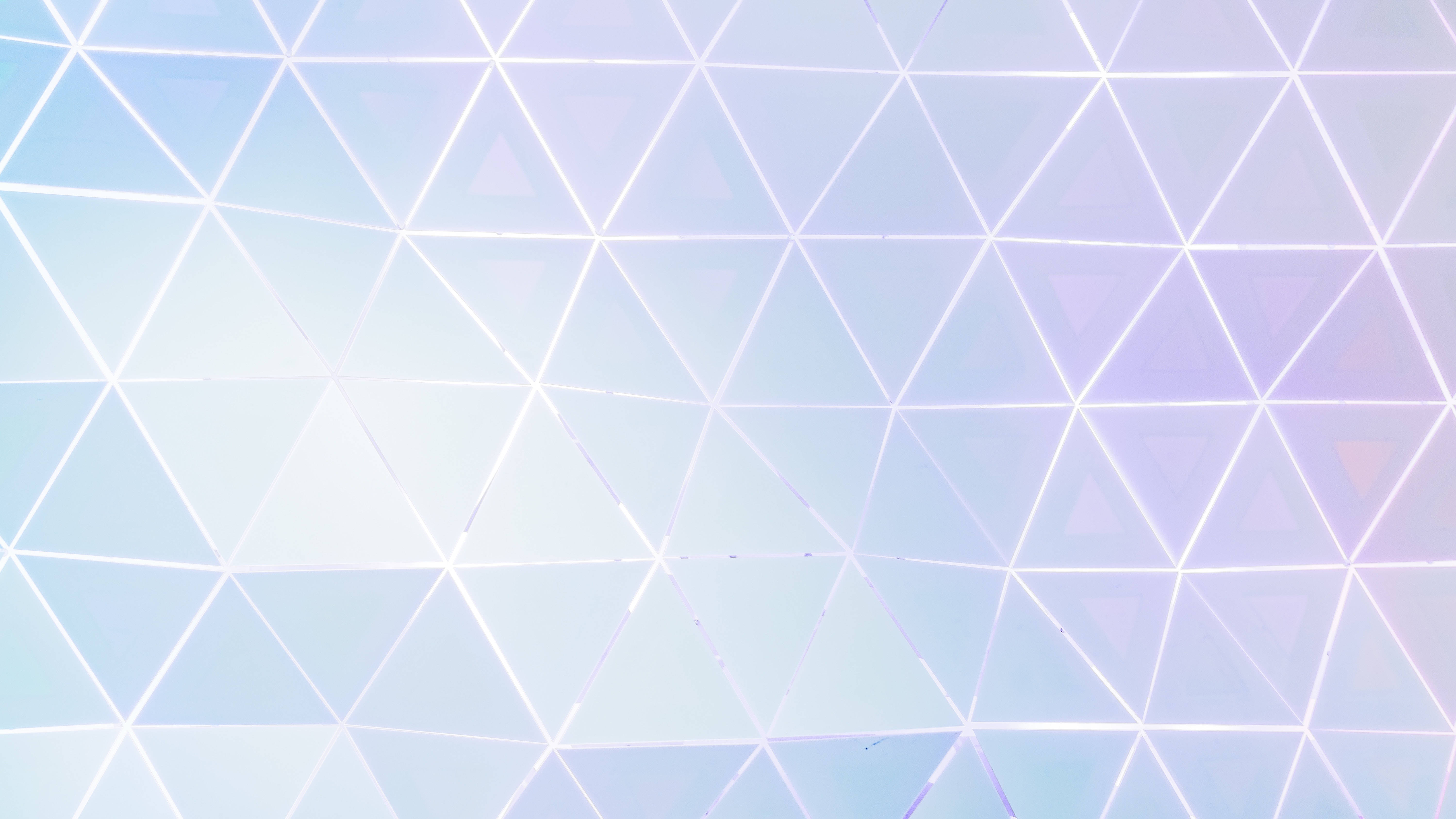 Simple Geometric Phone 桌布 壁紙 — 柔和的粉藍色和薰衣草色漸變形成一個發光的三角形網格圖案，帶有微妙的光效。