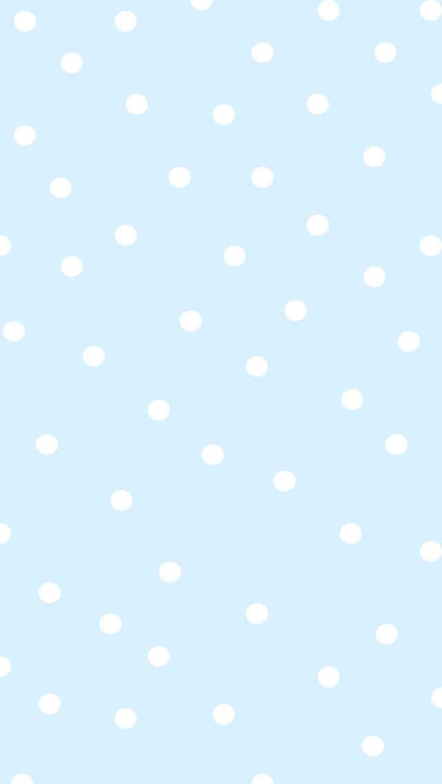 Pale Blue 桌布 壁紙 — 柔和的粉藍色背景上，均勻分佈著白色圓點，營造出溫柔的極簡圖案。