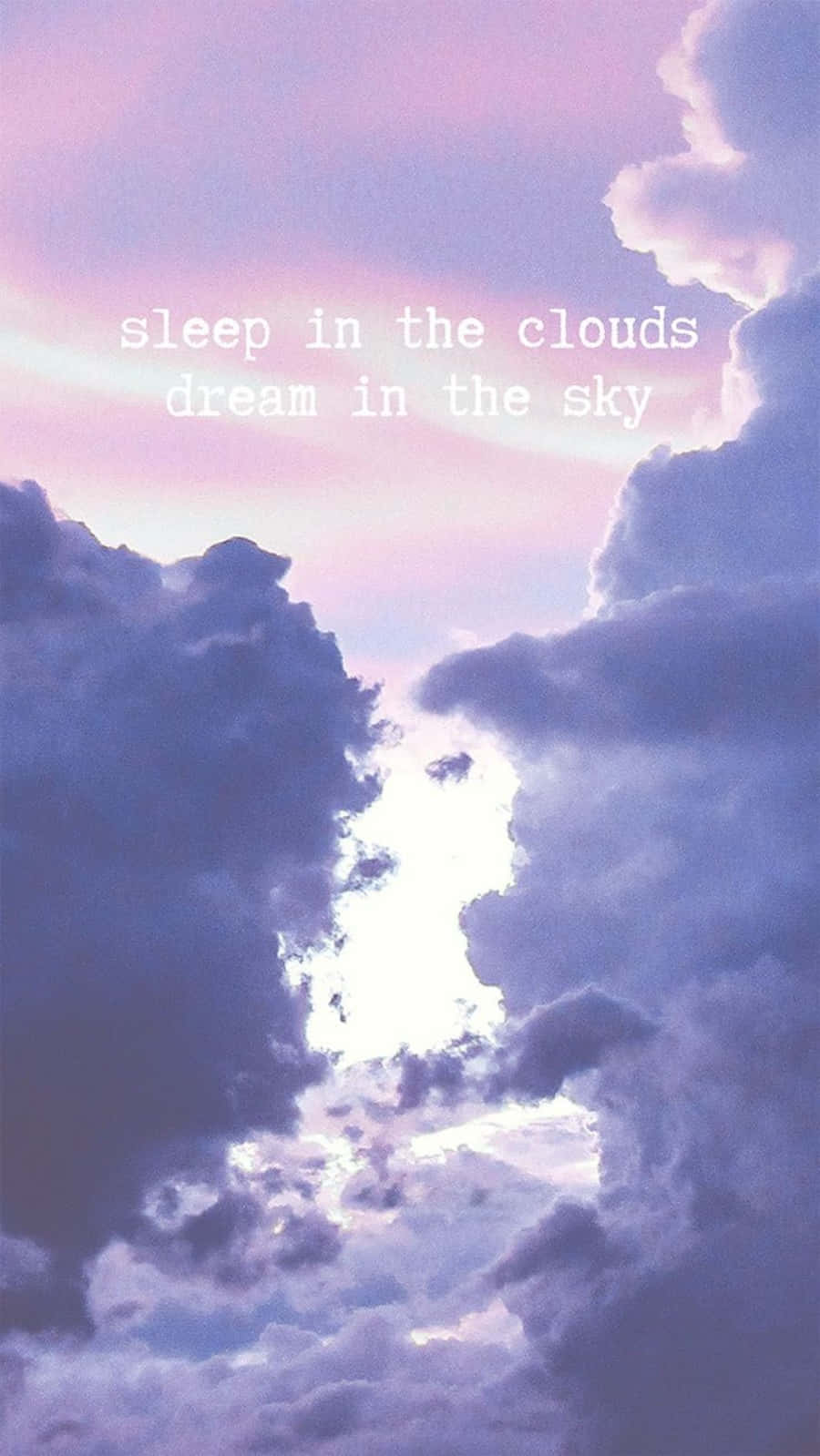 雲朵 桌布 壁紙 — 柔和的紫色和粉紅色雲朵框住明亮的陽光，帶有夢幻文字疊加。