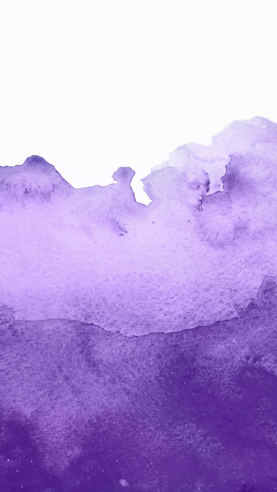 Purple Aesthetic iPhone 桌布 壁紙 — 柔和的紫色水彩渲染融入白色，營造出夢幻般的抽象漸變背景。