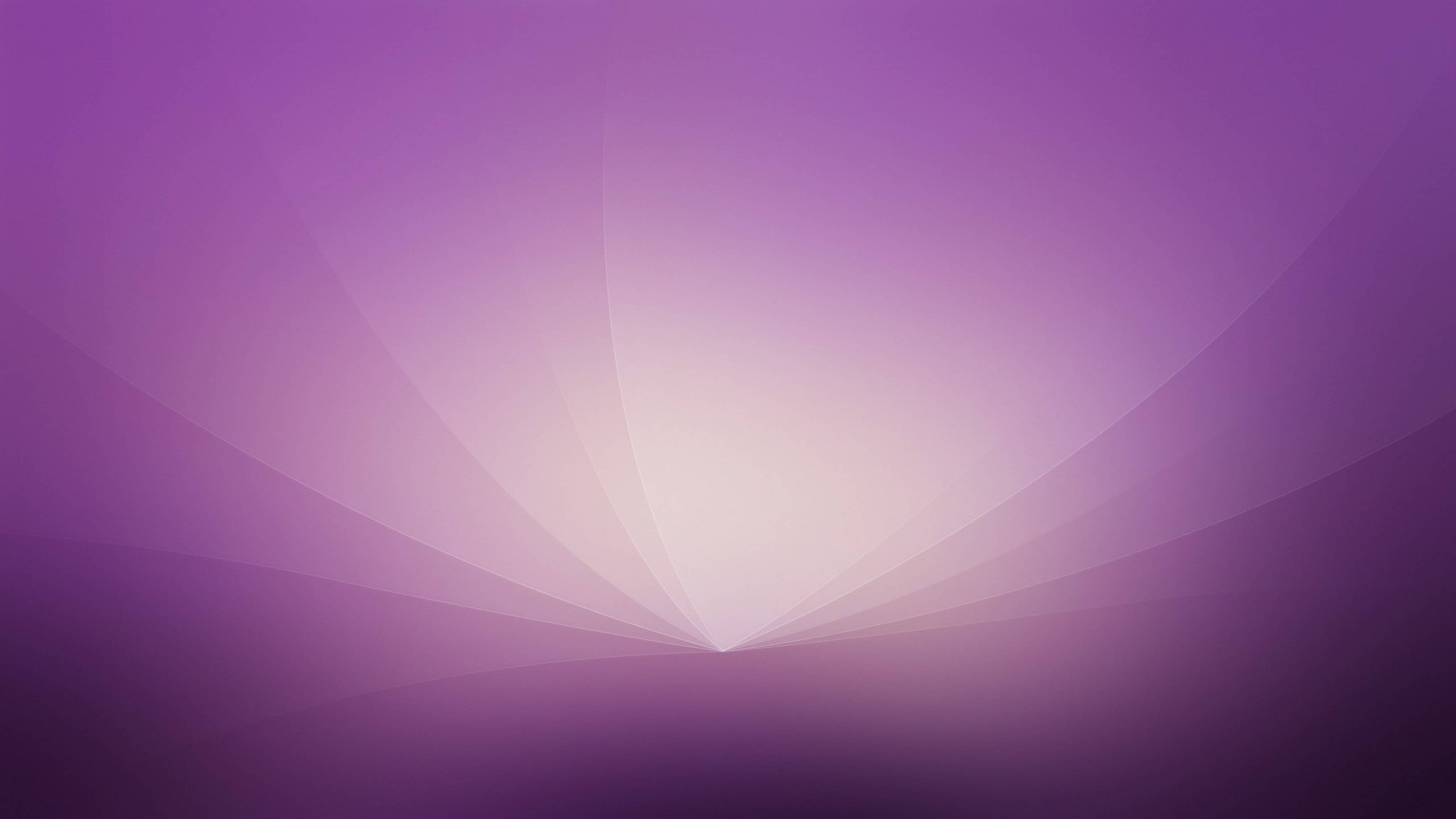 Violet Aesthetic 桌布 壁紙 — 柔和的紫色漸變從明亮的中心散發出來，柔和的曲線營造出平靜的抽象光芒。
