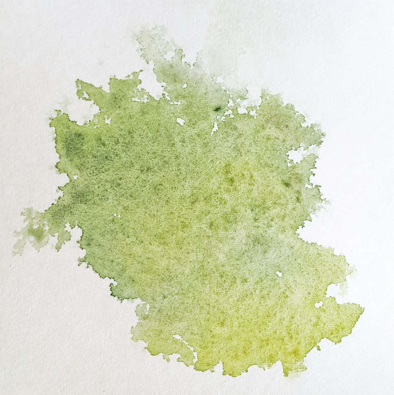 Watercolor Texture 桌布 壁紙 — 柔和的綠色水彩污漬在帶有紋理的白色紙張上有機地綻放，帶有細膩的漸變和羽毛狀邊緣。