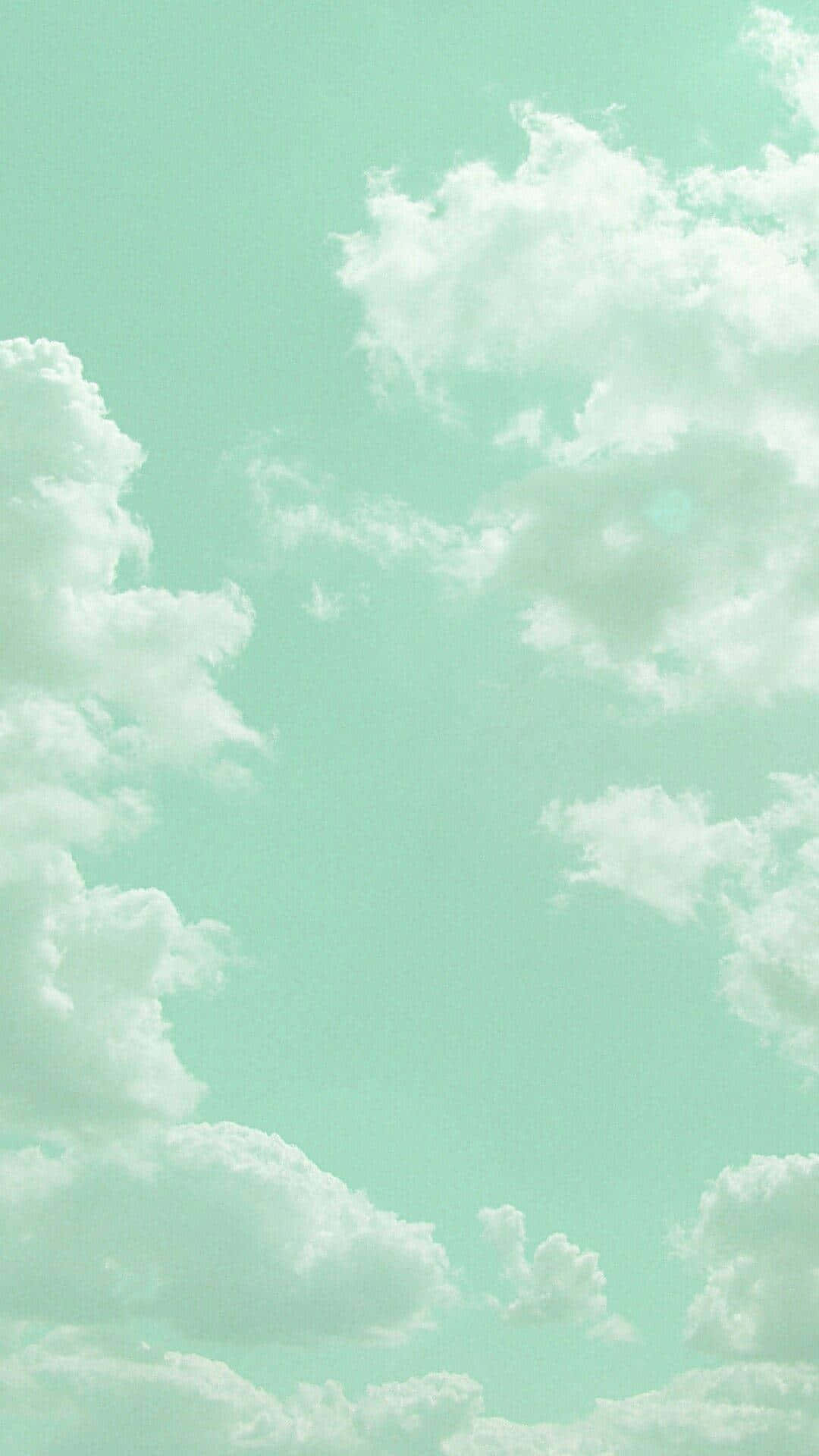 Clouds Aesthetic Tumblr 桌布 壁紙 — 柔和的薄荷綠色天空，佈滿蓬鬆的白雲，懶洋洋地飄過。
