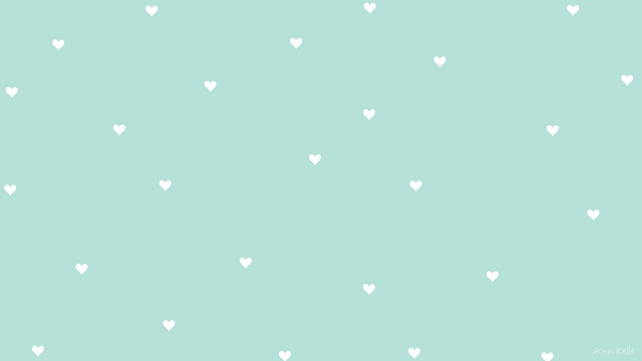 Pastel Aesthetic Desktop 桌布 壁紙 — 柔和的薄荷綠色背景，點綴著散落的白色心形圖案，營造溫柔浪漫的感覺。