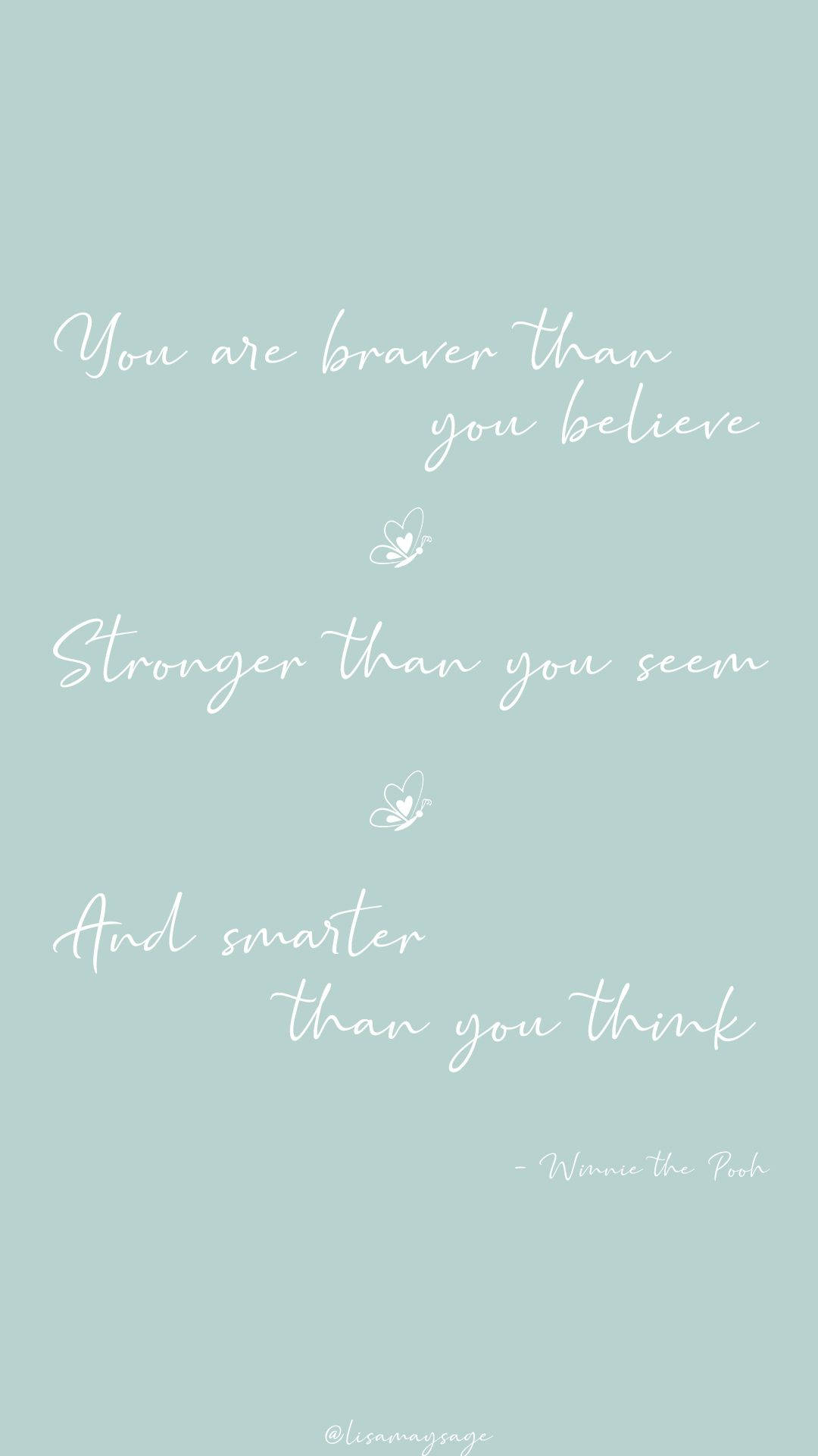 Winnie The Pooh Quotes 桌布 壁紙 — 柔和的薄荷綠色背景上，優雅的白色草書文字引用了小熊維尼的語錄，行與行之間點綴著精緻的蝴蝶插圖。
