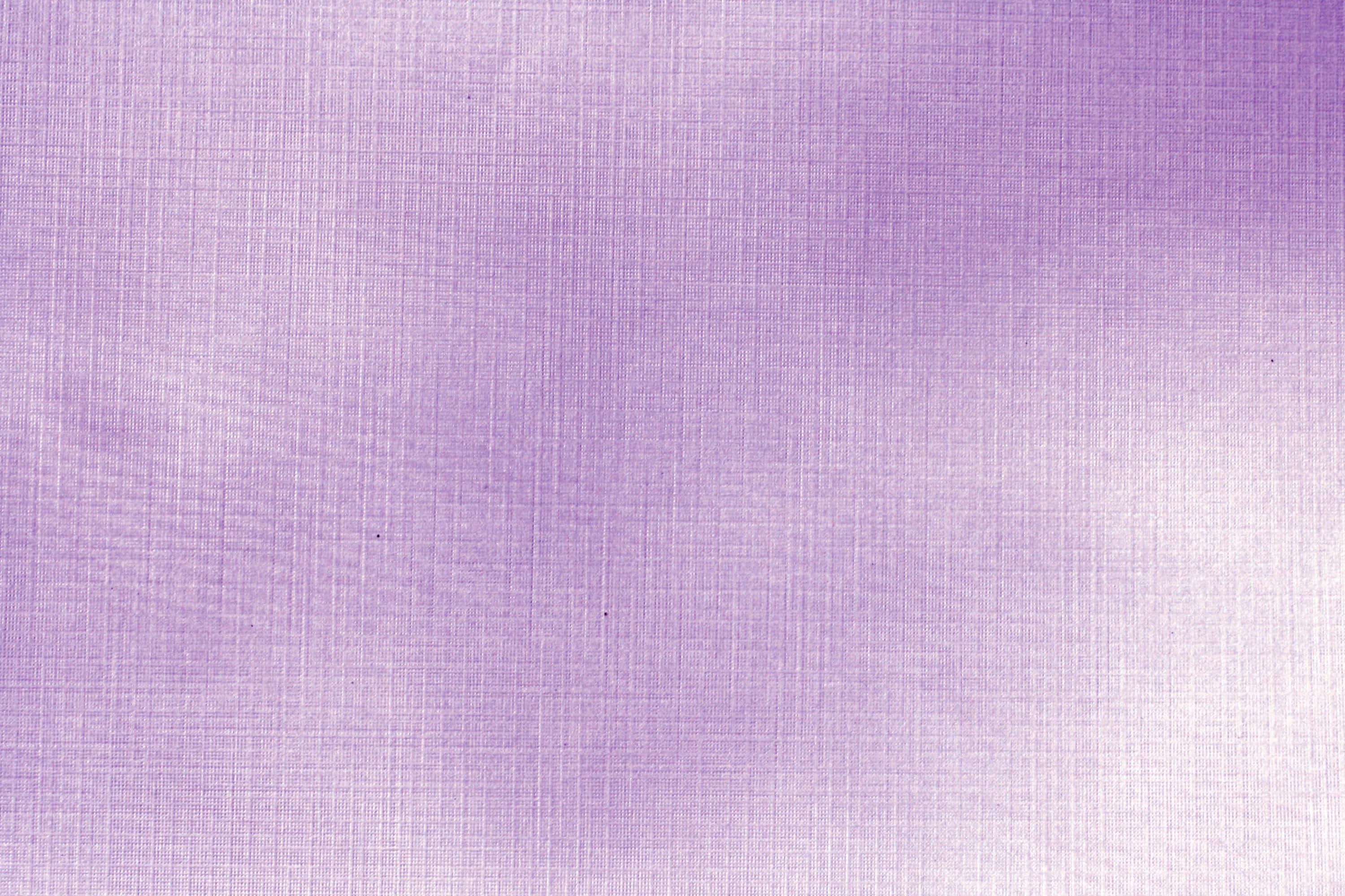 Purple Paper 桌布 壁紙 — 柔和的薰衣草漸層在帶有紋理的亞麻布料上流淌，營造出平靜的抽象背景。