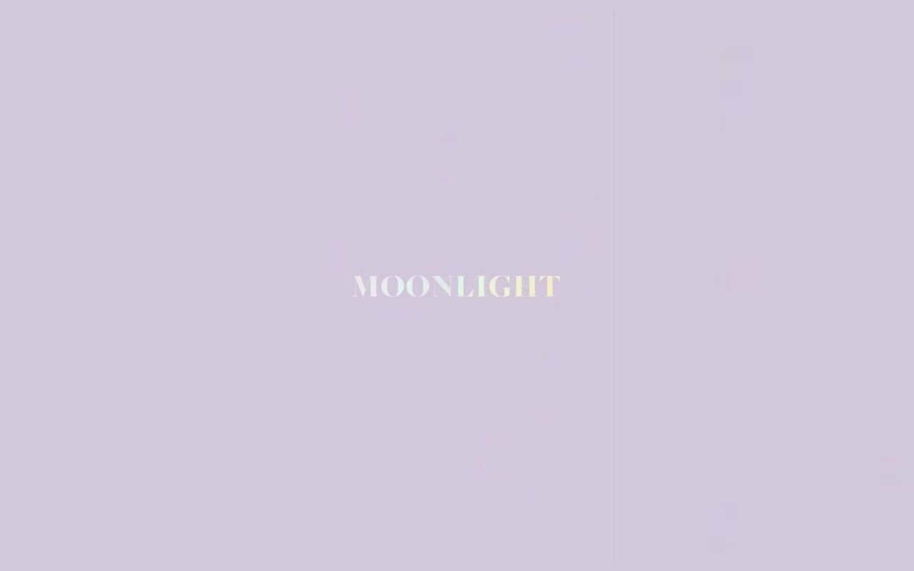 Aesthetic Korean 桌布 壁紙 — 柔和的薰衣草背景，中央帶有微妙漸變文字的 moonlight 字樣。