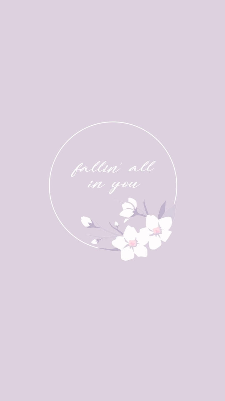Shawn 桌布 壁紙 — 柔和的薰衣草背景上有一個白色圓圈，上面寫著「fallin' all in you」，還有帶有粉紅色花心的精緻白色花朵。