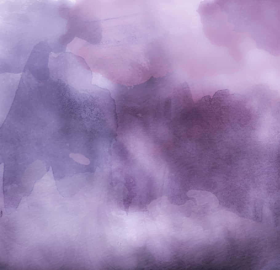 Lilac Color 桌布 壁紙 — 柔和的薰衣草色和淡紫色水彩洗滌融合成夢幻的抽象雲朵，帶有紋理筆觸。