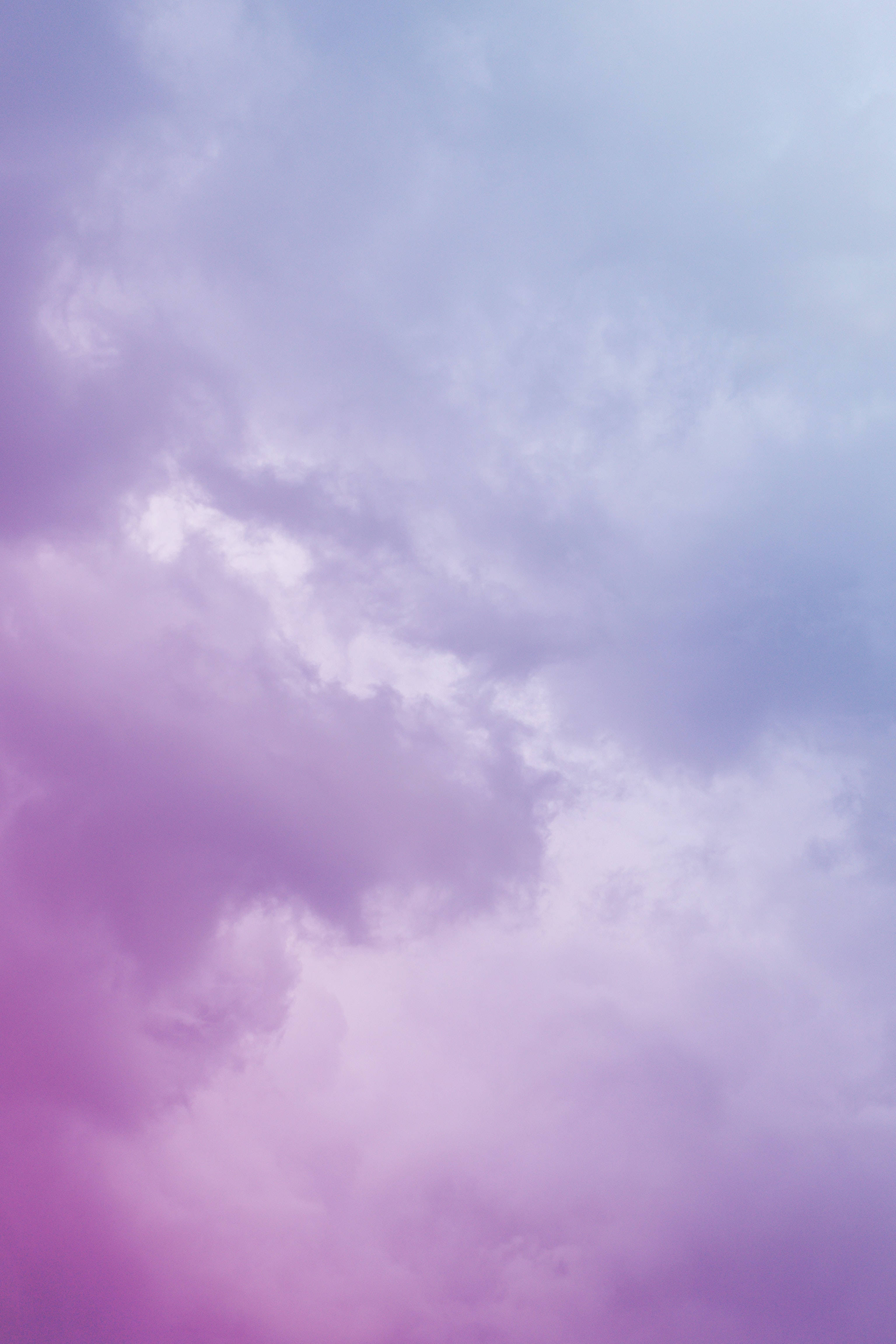 Beautiful Sky 桌布 壁紙 — 柔和的薰衣草色和粉紅色雲朵在夢幻的暮色天空中飄移，帶有柔和的漸變。