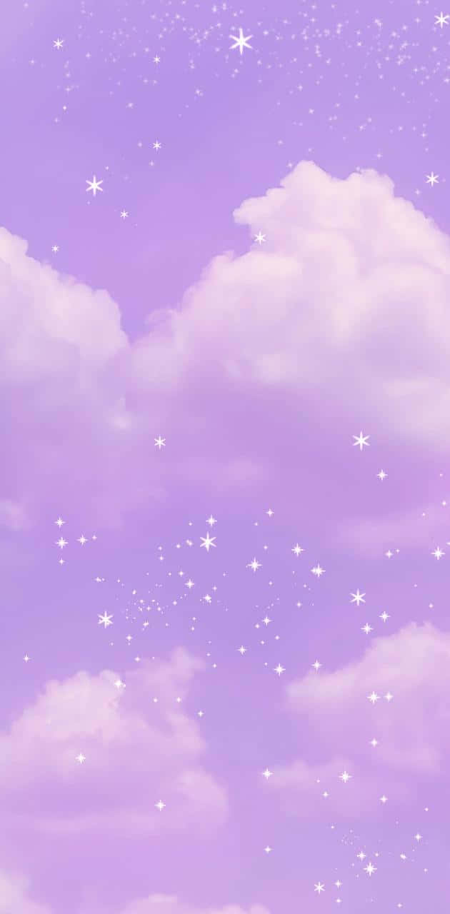 Aesthetic Purple 桌布 壁紙 — 柔和的薰衣草色天空，充滿蓬鬆的雲朵和閃爍的白色星星，輕輕飄過天際。