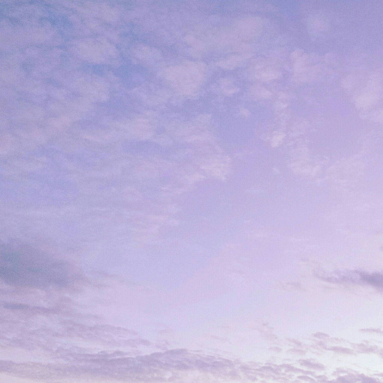 長春花 桌布 壁紙 — 柔和的薰衣草色天空，薄雲在暮色中發光。