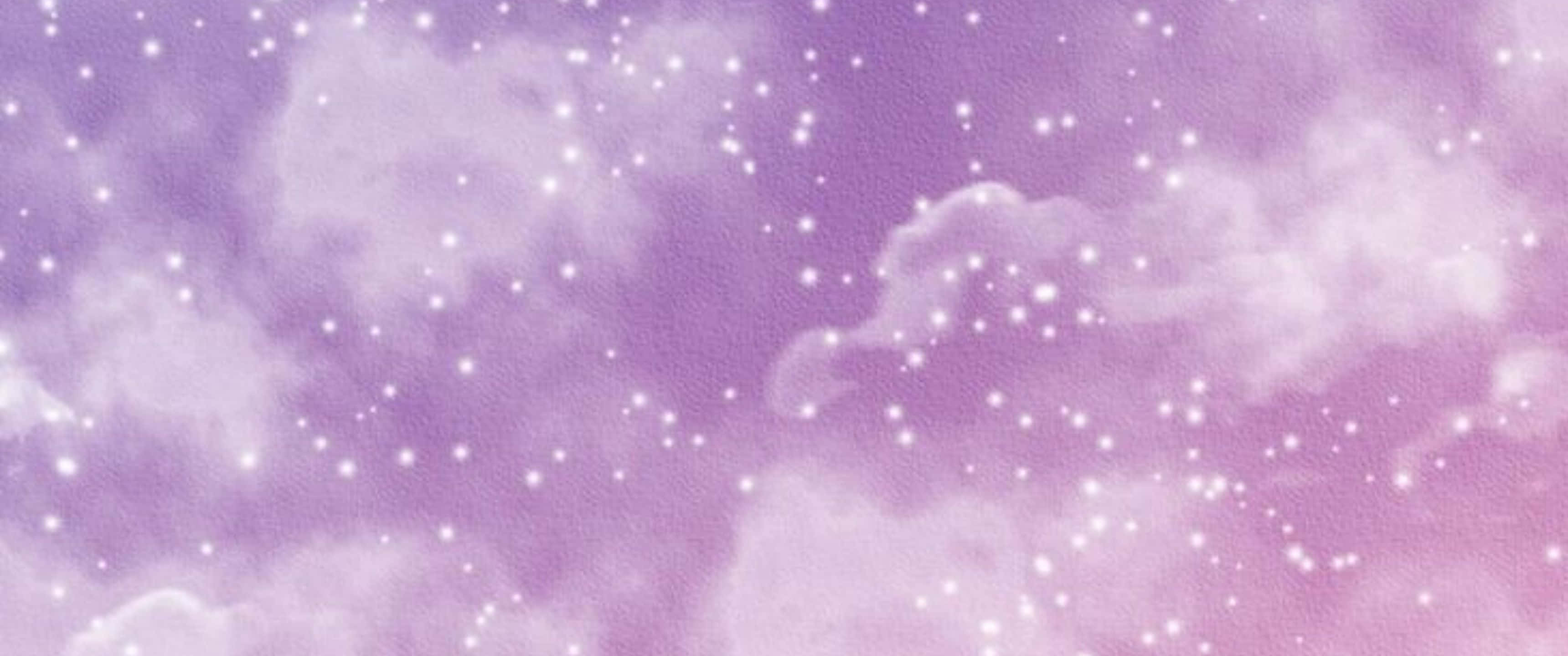 Purple And White 桌布 壁紙 — 柔和的薰衣草雲朵在閃爍著柔和紫色和粉紅色調的星空中飄移。