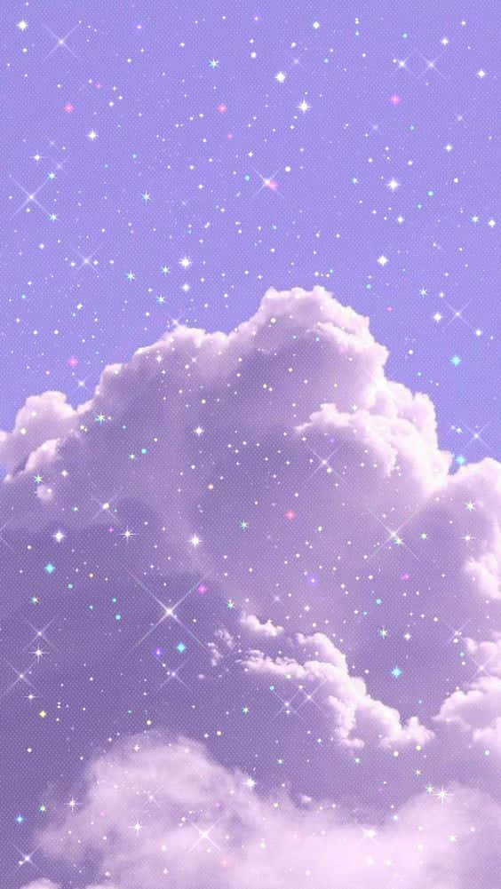 Light Purple Glitter 桌布 壁紙 — 柔和的薰衣草雲朵在閃爍著粉彩光芒和柔和光線的星空下飄移。