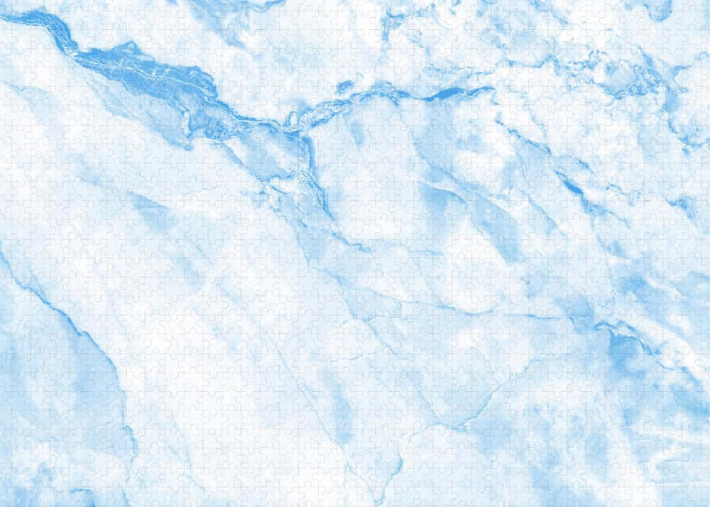 Light Blue Marble 桌布 壁紙 — 柔和的藍白大理石紋理，帶有流動的紋理和微妙的雲狀圖案。