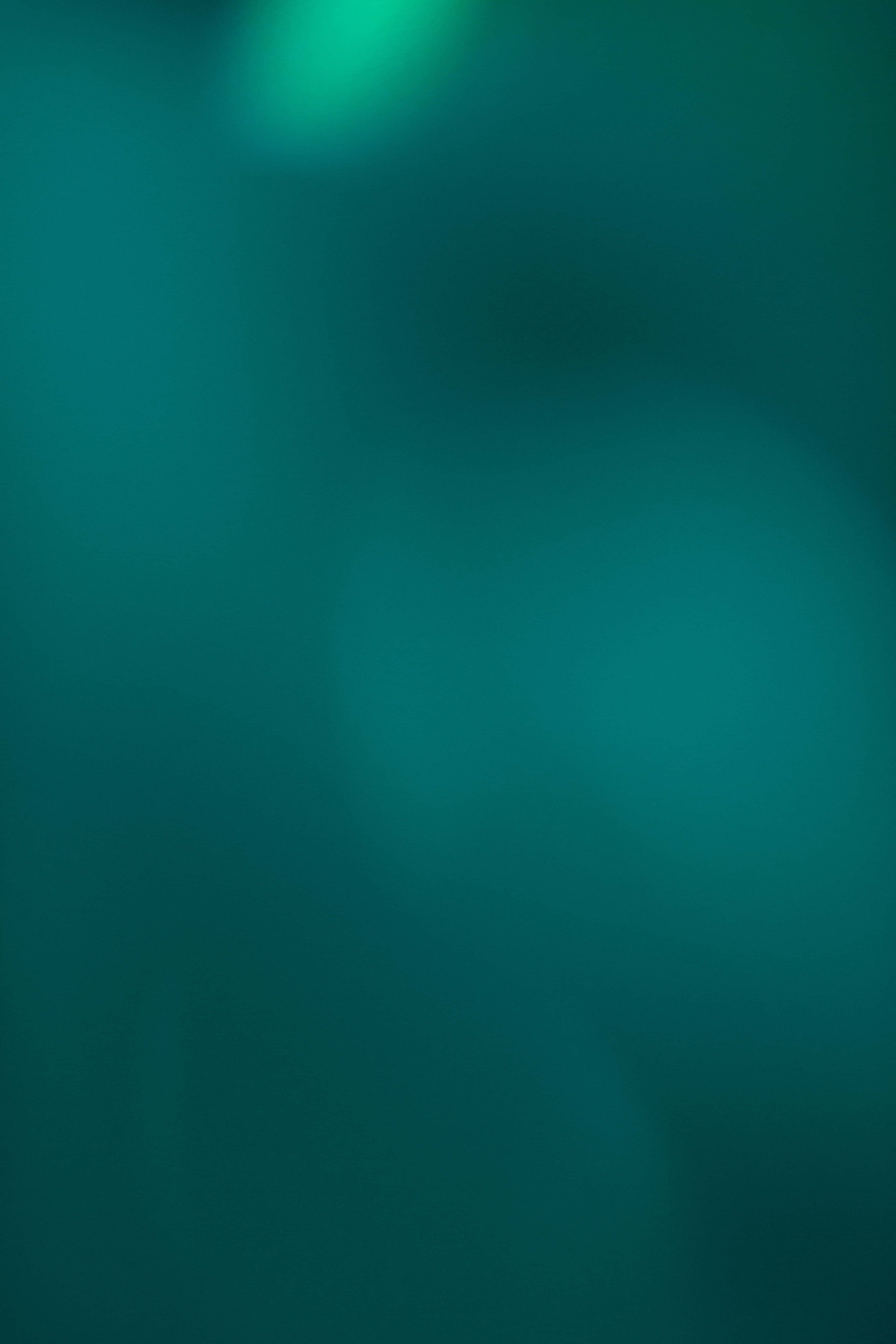 Turquoise Green 桌布 壁紙 — 柔和的藍綠色與翡翠綠色漸變，加上模糊的散景高光，營造出夢幻的抽象背景。